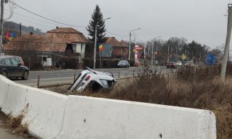 Accident în Jucu. O mașină a ajuns cu roțile-n sus