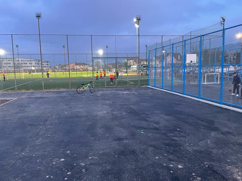 Un nou teren multifuncțional inaugurat în Florești. Are 500 mp și se poate juca baschet, fotbal sau volei