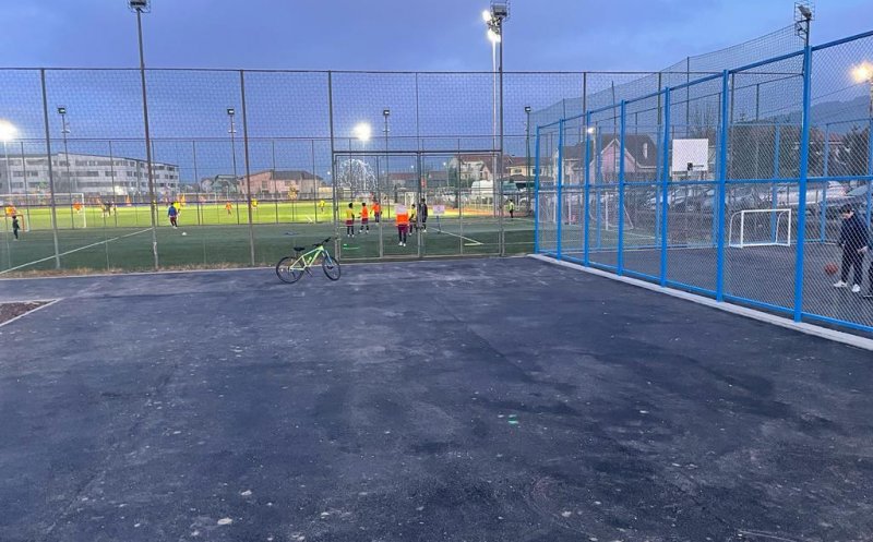 Un nou teren multifuncțional inaugurat în Florești. Are 500 mp și se poate juca baschet, fotbal sau volei