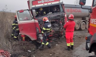 Accident MORTAL pe un drum din Cluj. Impact între o mașină și un camion/ Două persoane rănite grav