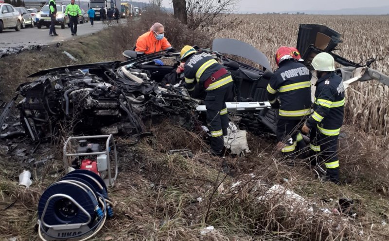 Accident MORTAL pe un drum din Cluj. Impact între o mașină și un camion/ Două persoane rănite grav