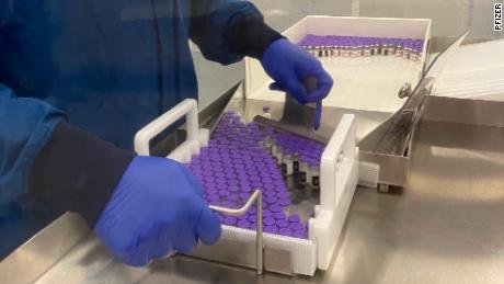 UE a bătut palma cu Pfizer/BioNTech pentru 180 milioane de doze adaptate variantei Omicron