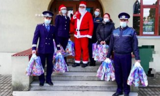 Polițiștii din Cluj au devenit ajutoarele lui Moș Crăciun. Au împărțit cadouri copiilor dintr-o școală specială