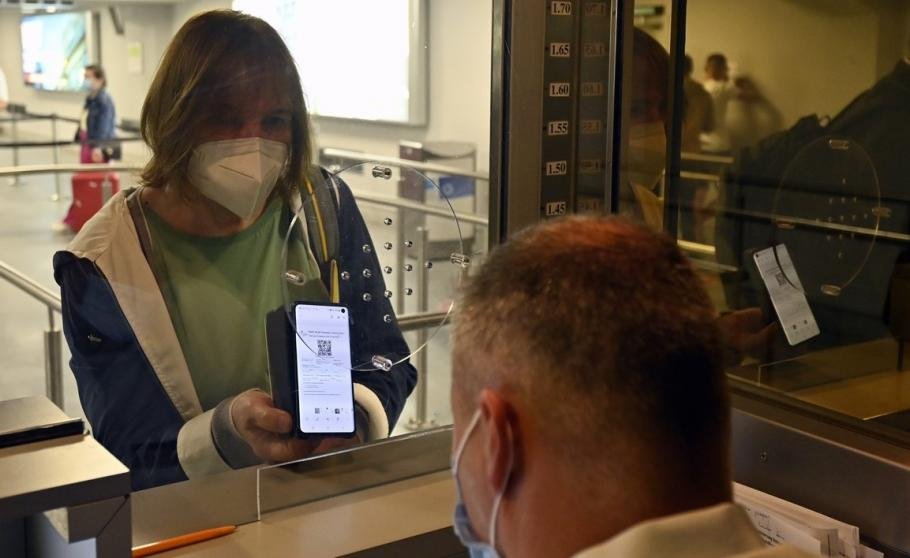 Formularul de localizare pentru intrarea în România poate fi accesat de astăzi. Ce amenzi riscă cei care nu-l completează