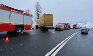 Accident pe Cluj - Oradea. Șoferul unui TIR a rămas încarcerat/ Trafic alternativ