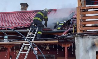Incendiu în centrul Clujului. A luat foc acoperișul unei case pe Traian