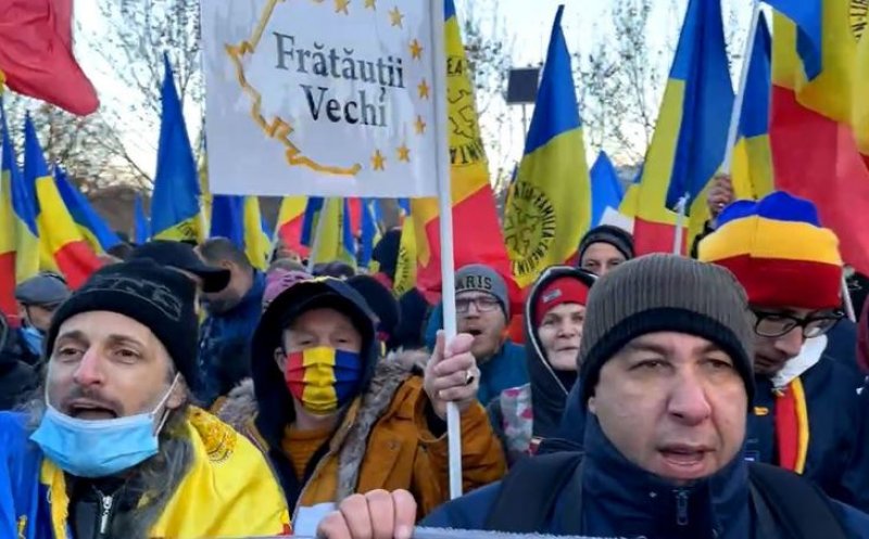 Protest AUR în fața Palatului Parlamentului / Simion: „Acum e momentul să blocăm această prostie de certificat COVID şi restricţiile inumane”