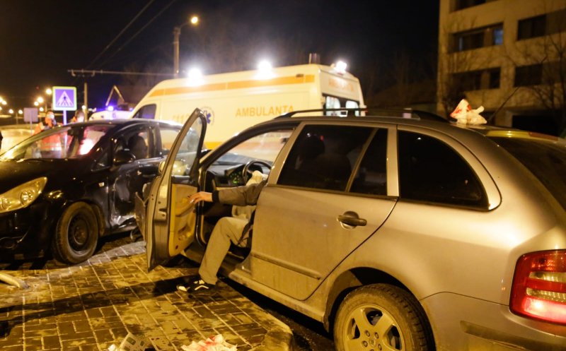 ACCIDENT în Cluj. Coliziune cu victime în sensul giratoriu de pe Fabricii. Două mașini, făcute praf