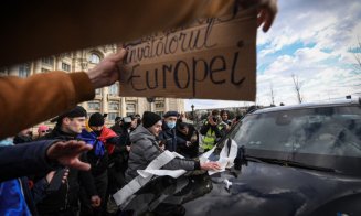 Cum ne-am făcut din nou de râsul lumii: O mașină a ambasadei SUA, vandalizată chiar în curtea Parlamentului la protestul AUR