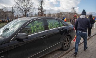 Cum ne-am făcut din nou de râsul lumii: O mașină a ambasadei SUA, vandalizată chiar în curtea Parlamentului la protestul AUR