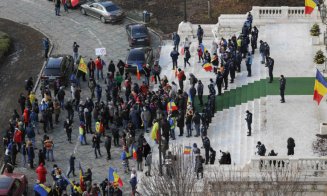 Cum ne-am făcut din nou de râsul lumii: O mașină a ambasadei SUA, vandalizată chiar în curtea Parlamentului la protestul AUR