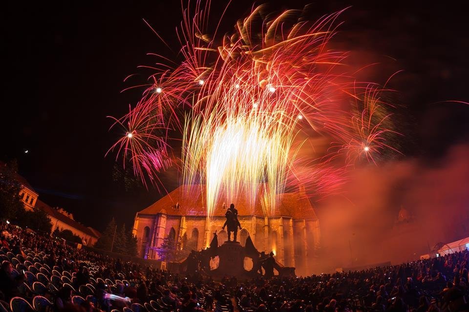 Boc, despre focurile de artificii de Revelion: "Am ținut cont de petiția iubitorilor de animale, am dispus o intensitate mai mică ca zgomot"