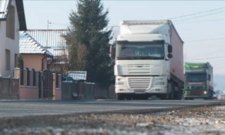 Clujeni, hotărâți să blocheze un drum judeţean. Casele le sunt distruse de traficul mașinilor de mare tonaj