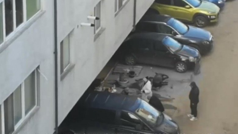 La "bojotaia" porcului în parcarea blocului. L-au pârlit chiar între mașini