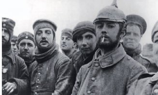 1914, noaptea de Crăciun în care  au pus armele deoparte, iar "cerul s-a făcut mai albastru ca niciodată"