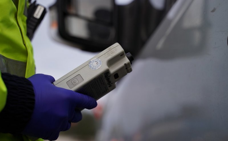 Momente amețitoare pentru un șofer clujean. L-au tras pe dreapta și i-au pus etilotestul...