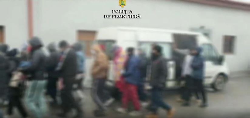 Zeci de indieni, găsiţi ascunşi într-un microbuz condus de un clujean