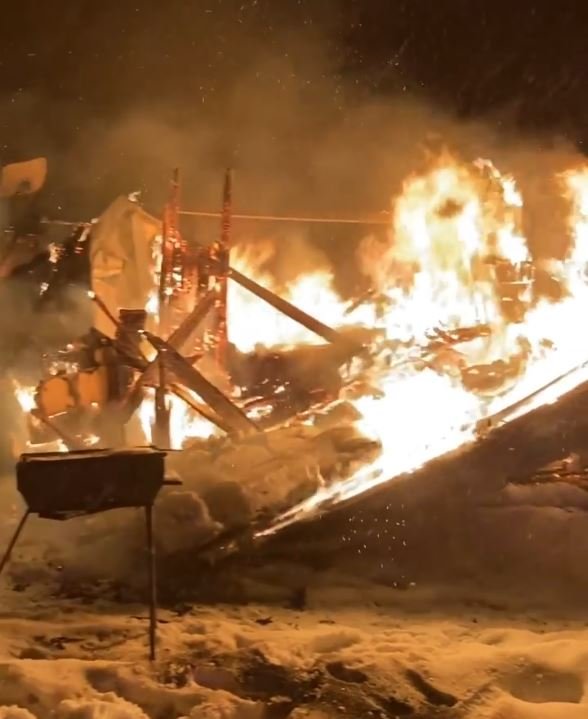 Incendiu puternic în Mărișel. Un bărbat a murit