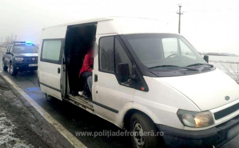 Șofer clujean, prins în timp ce transporta 32 de migranți ilegali