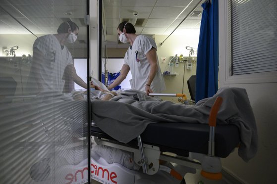 Mesajul emoționant al unui medic în prag de An Nou: în 2022, să rămâneţi în viaţă!