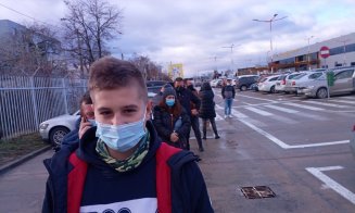 Înghesuială în prima zi a anului la centrul de testare al Aeroportului din Cluj. Oamenii stau la coadă