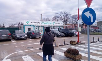 Înghesuială în prima zi a anului la centrul de testare al Aeroportului din Cluj. Oamenii stau la coadă