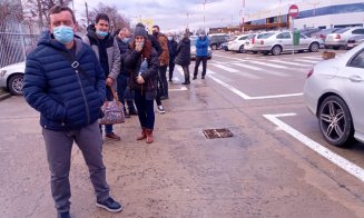 Înghesuială în prima zi a anului la centrul de testare al Aeroportului din Cluj. Oamenii stau la coadă