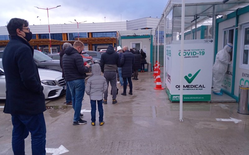 Înghesuială în prima zi a anului la centrul de testare al Aeroportului din Cluj. Oamenii stau la coadă