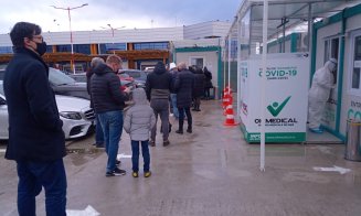 Înghesuială în prima zi a anului la centrul de testare al Aeroportului din Cluj. Oamenii stau la coadă