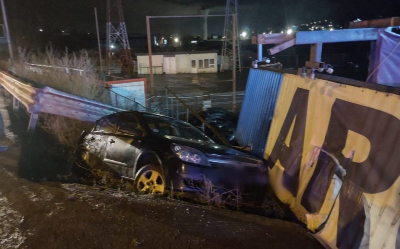 Accident spectaculos pe Calea Baciului. O șoferiță a sărit cu mașina peste parapet