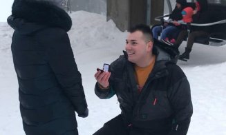 Surpriză la început de an. Un tânăr din Cluj și-a cerut iubita în căsătorie pe o pârtie din Apuseni