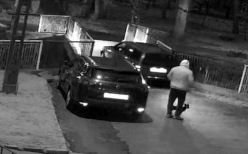 Întâmplare șocantă la Gherla. Un șofer a coborât cu mașina în parc, pe scări, ca în filme