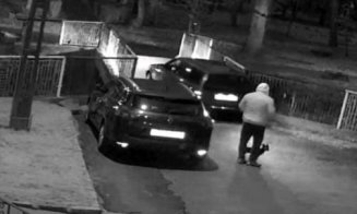 Întâmplare șocantă la Gherla. Un șofer a coborât cu mașina în parc, pe scări, ca în filme