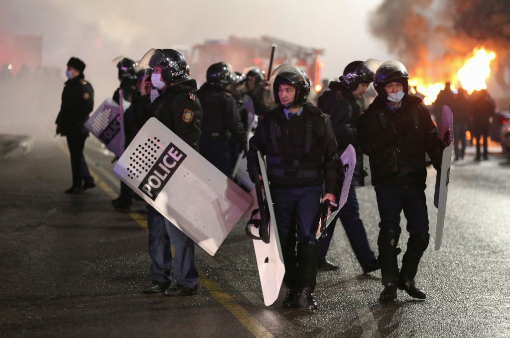 Zeci de angajaţi ai companiei de medicamente Terapia Cluj, blocaţi în mijlocul protestelor violente din Kazahstan