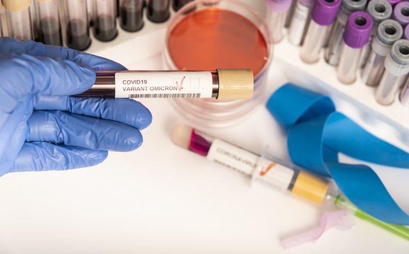 OMS, despre infecția cu Omicron: Poate fi mai puţin severă, dar nu este "o formă uşoară"