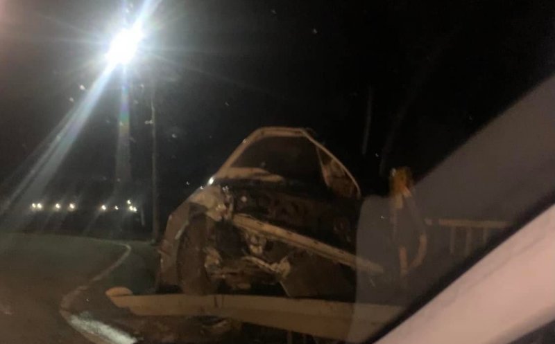Accident în sensul giratoriu de la Luna. O mașină s-a făcut zob