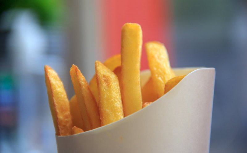 Un lanț de fast-food a anunțat că micşorează porţiile de cartofi prăjiţi. Care este motivul