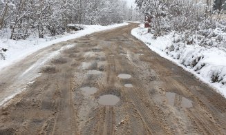 Drumul din Cluj care arată ca după bombardament. "Nimeni nu îşi dă interesul să îl repare de mai bine de 10 ani"