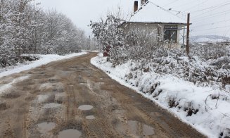 Drumul din Cluj care arată ca după bombardament. "Nimeni nu îşi dă interesul să îl repare de mai bine de 10 ani"