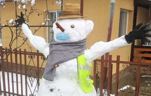 A apărut la Cluj omul de zăpadă cu masca de protecţie chirurgicală