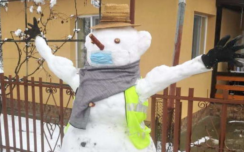 A apărut la Cluj omul de zăpadă cu masca de protecţie chirurgicală