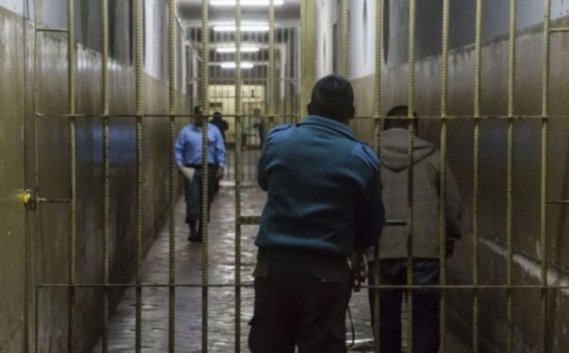 TENTATIVĂ DE OMOR: Un deținut periculos de la Penitenciarul Gherla a încercat să-l înjunghie  pe  un ofițer cu un cuțit improvizat