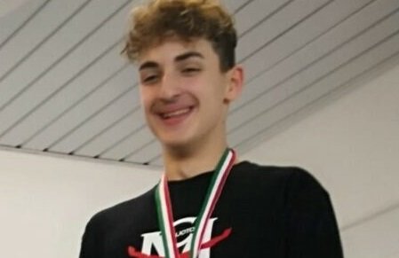 Adolescent român din Italia campion la înot, răpus de COVID la 17 ani