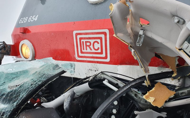 Accident cumplit: O tânără de 22 de ani a murit după ce mașina condusă de ea a fost făcută praf de un tren