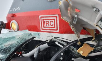 Accident cumplit: O tânără de 22 de ani a murit după ce mașina condusă de ea a fost făcută praf de un tren