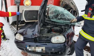 Accident cumplit: O tânără de 22 de ani a murit după ce mașina condusă de ea a fost făcută praf de un tren