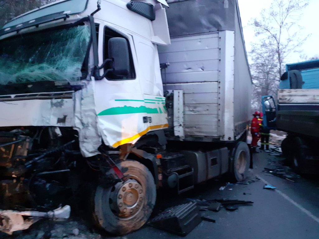 ACCIDENT la graniţa judeţului Cluj. Impact violent  între două autocamioane. Amendă primeşte administratorul drumului