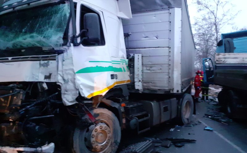 ACCIDENT la graniţa judeţului Cluj. Impact violent  între două autocamioane. Amendă primeşte administratorul drumului