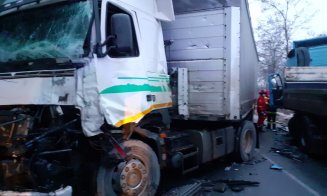 ACCIDENT la graniţa judeţului Cluj. Impact violent  între două autocamioane. Amendă primeşte administratorul drumului