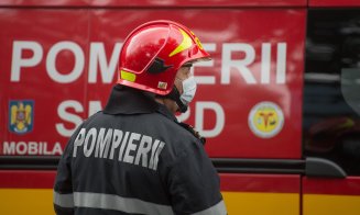 Incendiu într-o localitate din Cluj. Un bărbat a fost transportat în stare gravă la spital